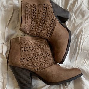 Short brown boots sz9